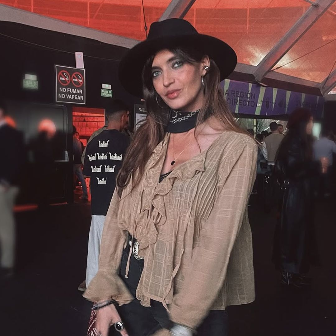 Sara Carbonero y su look con blusa ‘boho’ de Zara y complementos ‘cowboy’ para ir de concierto