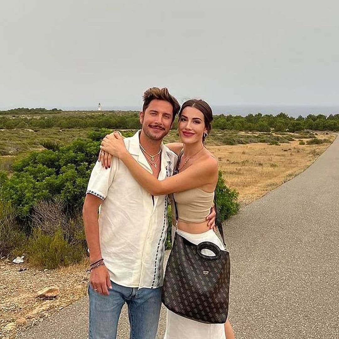 Manuel Carrasco y Almudena Navalón abren el baúl de recuerdos en el cuarto aniversario de su boda