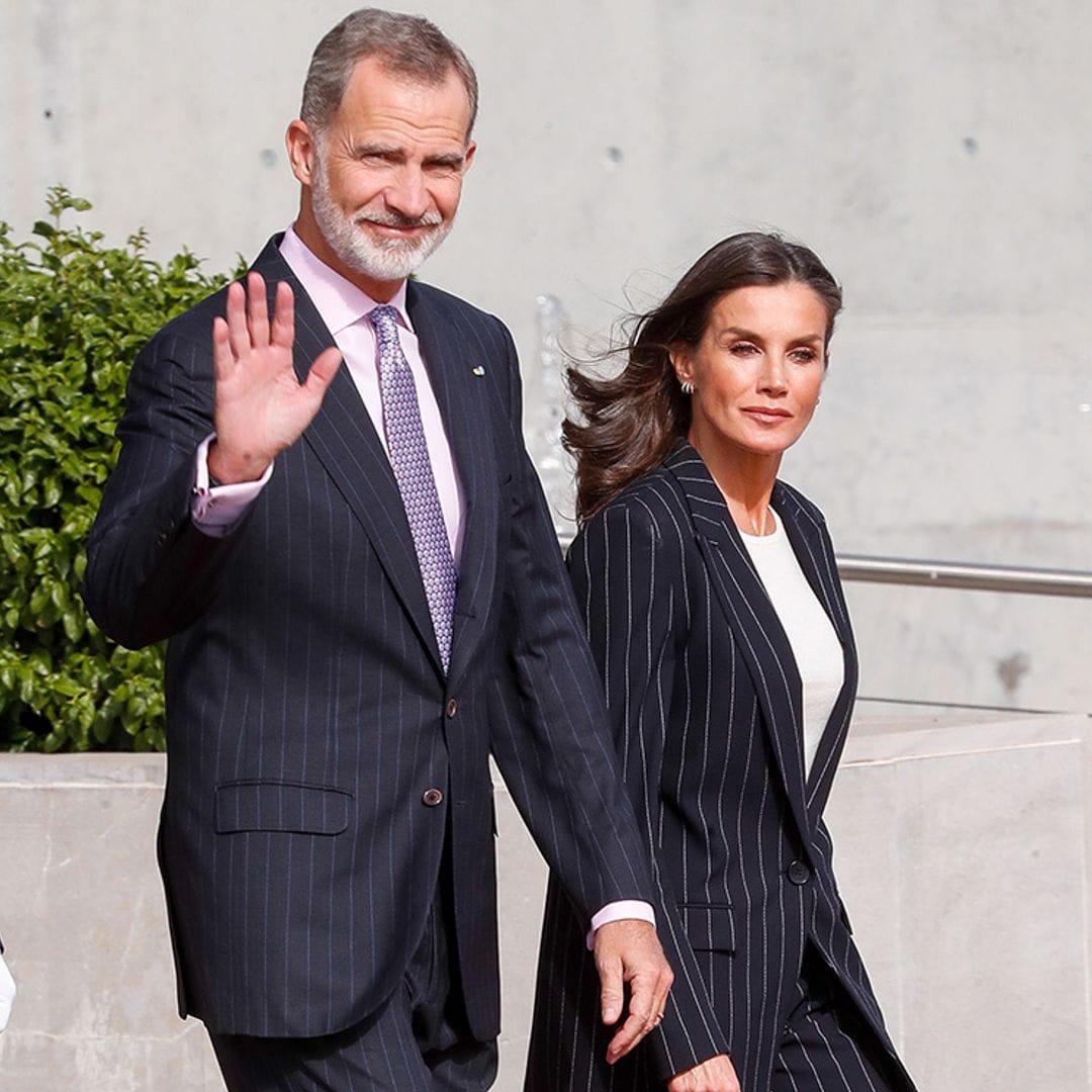 La reina Letizia rescata un elegante traje de raya diplomática y apuesta por mocasines a juego