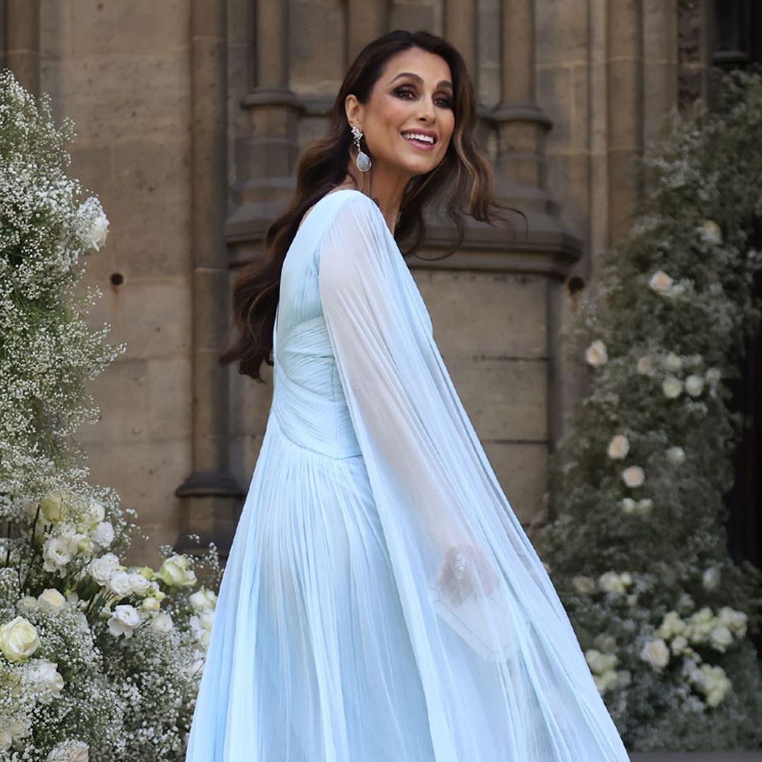 Paloma Cuevas deslumbra en París con su vestido celeste y drapeado de Rosa Clará