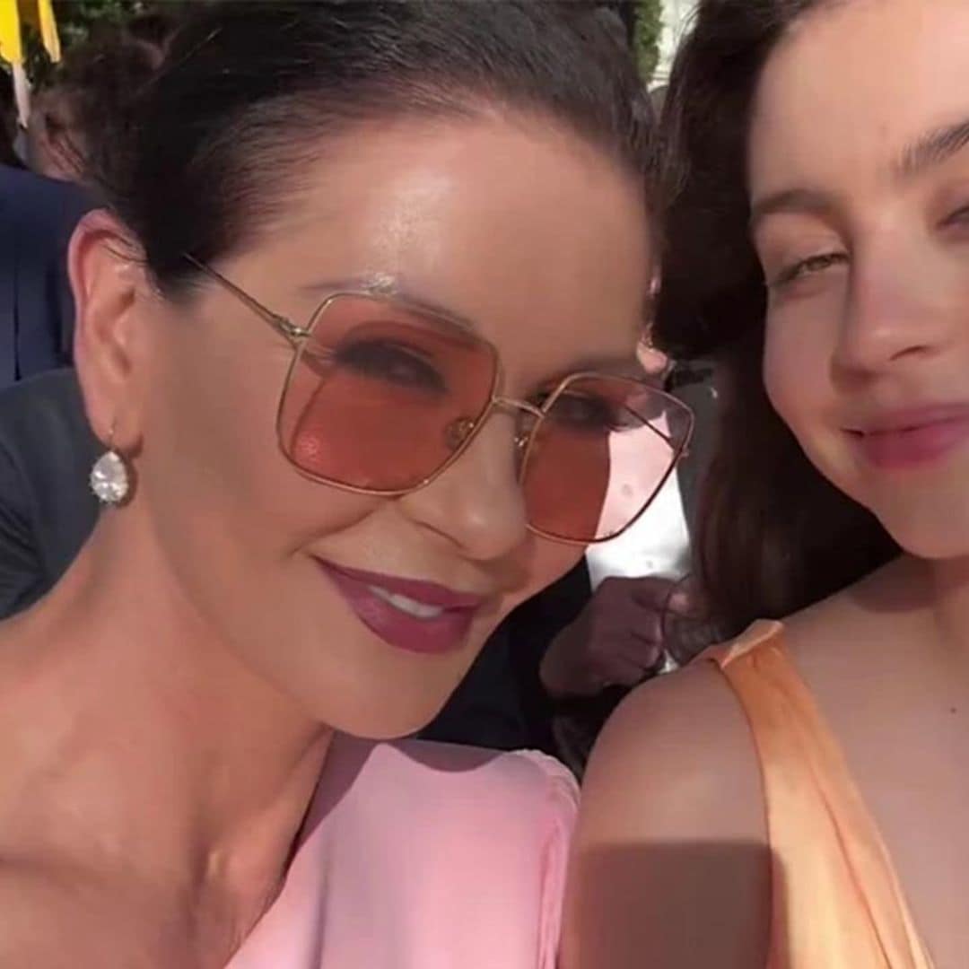 Catherine Zeta-Jones y su hija Carys, pura elegancia en la quinta boda del hermano de Michael Douglas