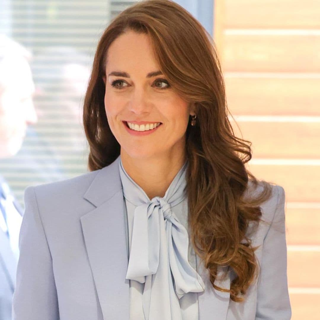 Kate Middleton, muy estilosa con un abrigo largo y blusa con lazada que recuerda a Diana