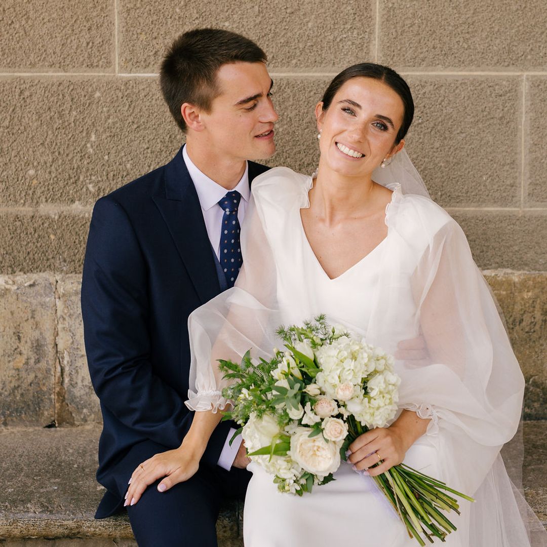 Un vestido de novia con capa, sencillo y desmontable: la elección de Anne para su boda en Álava