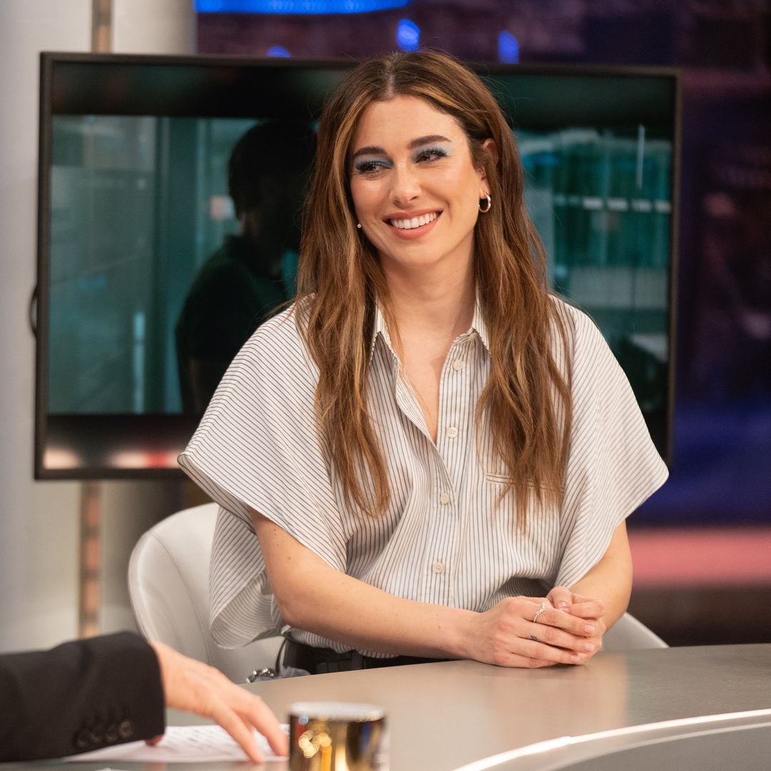 Blanca Suárez estrena la camisa de manga murciélago perfecta para combinar con traje esta primavera