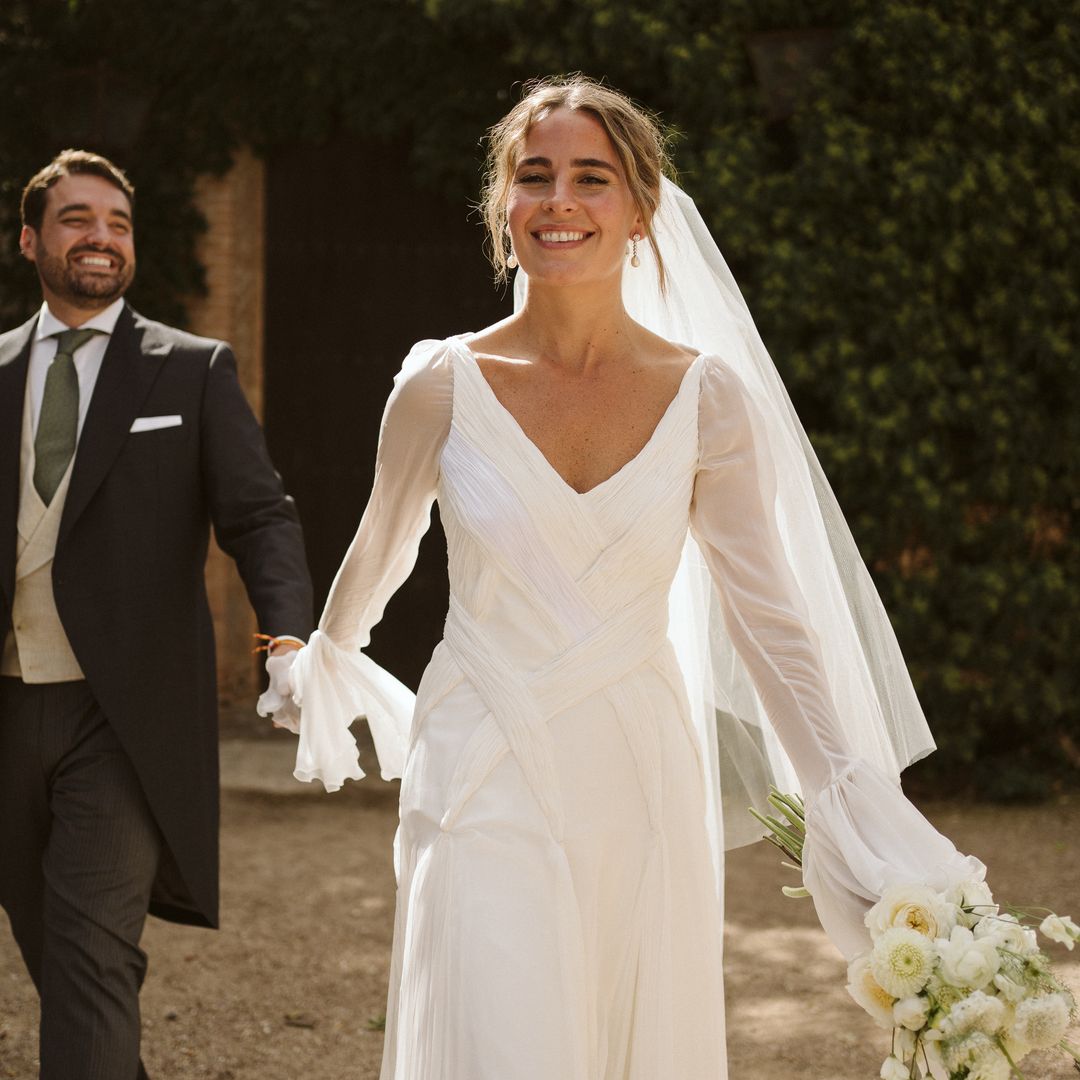 Marina, la novia andaluza del vestido con cuerpo drapeado en forma de espiga que celebró su boda en Toledo