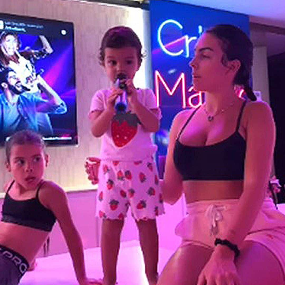 No te pierdas el vídeo de Bella Esmeralda, la pequeña de Georgina, cantando 'Estrellita dónde estás' ante la emoción de su madre