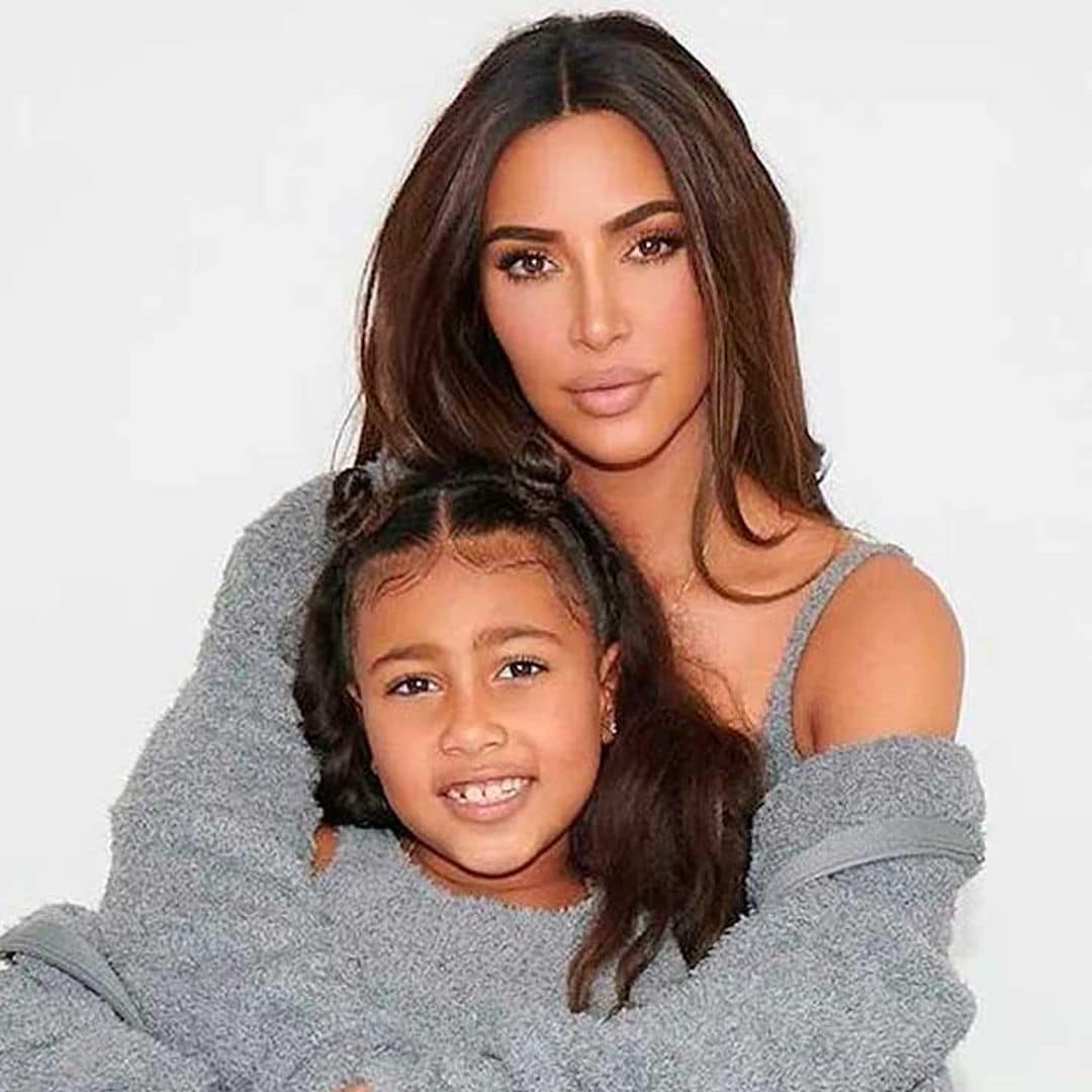 north west y kim kardashian pelo rizado