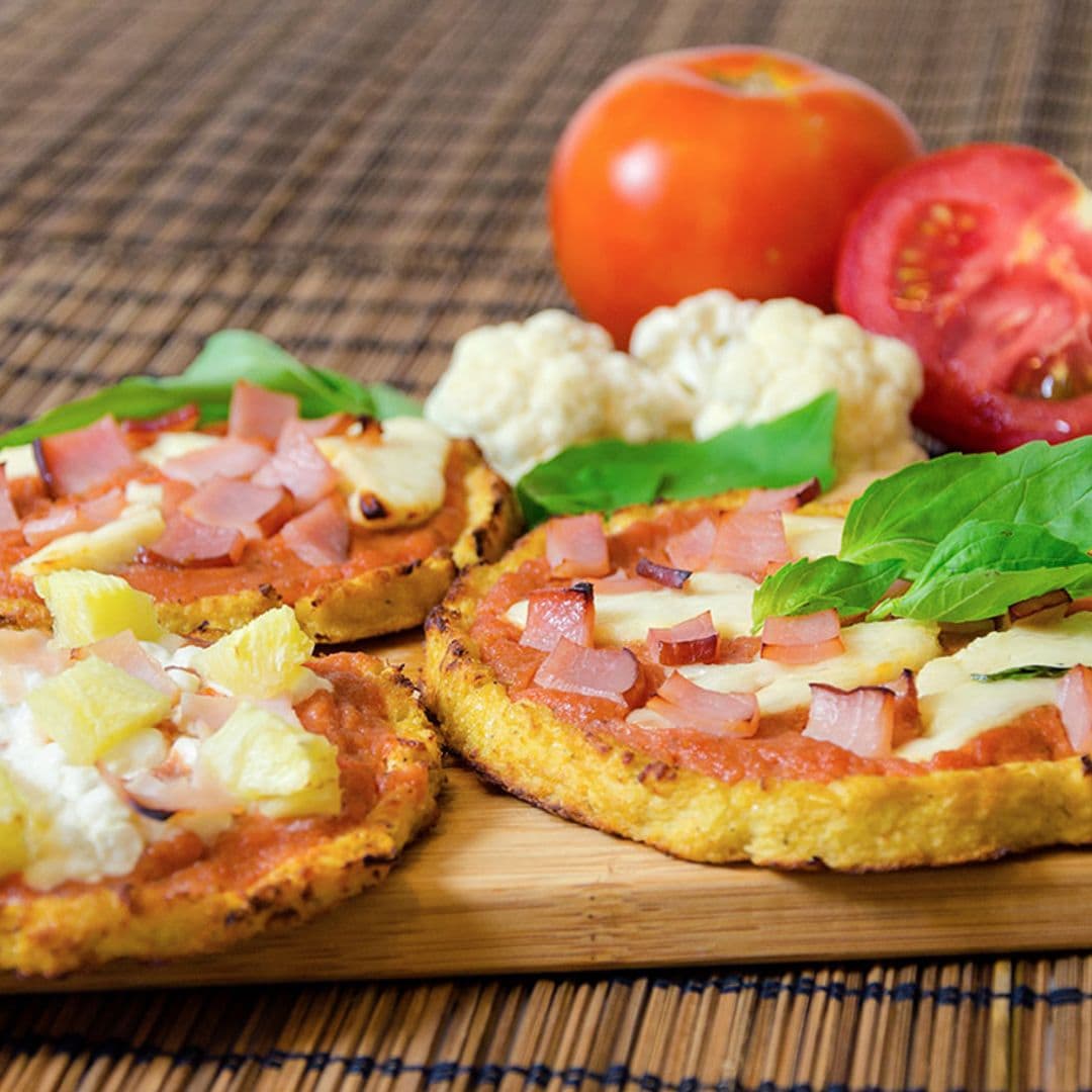 Mini pizzas de coliflor con jamón, queso y piña