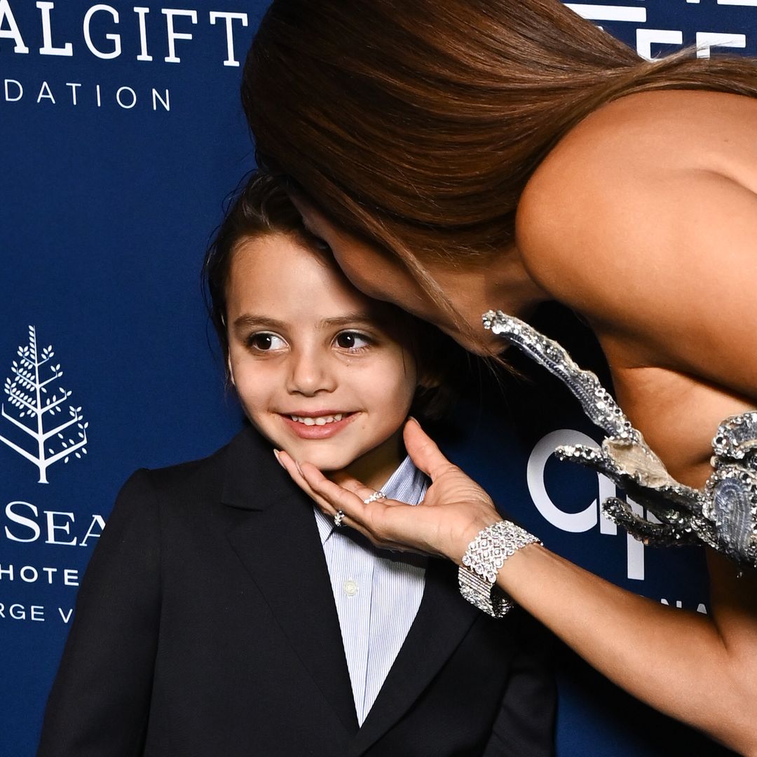 Eva Longoria con su hijo Santi en la "Global Gift Gala" en Paris el 5 de octubre de 2024