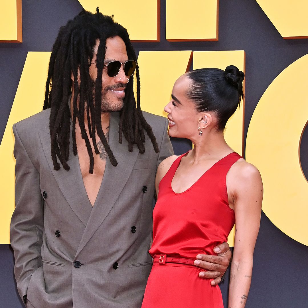 Las imágenes de Zoë Kravitz con su padre y su prometido en el estreno de su última película