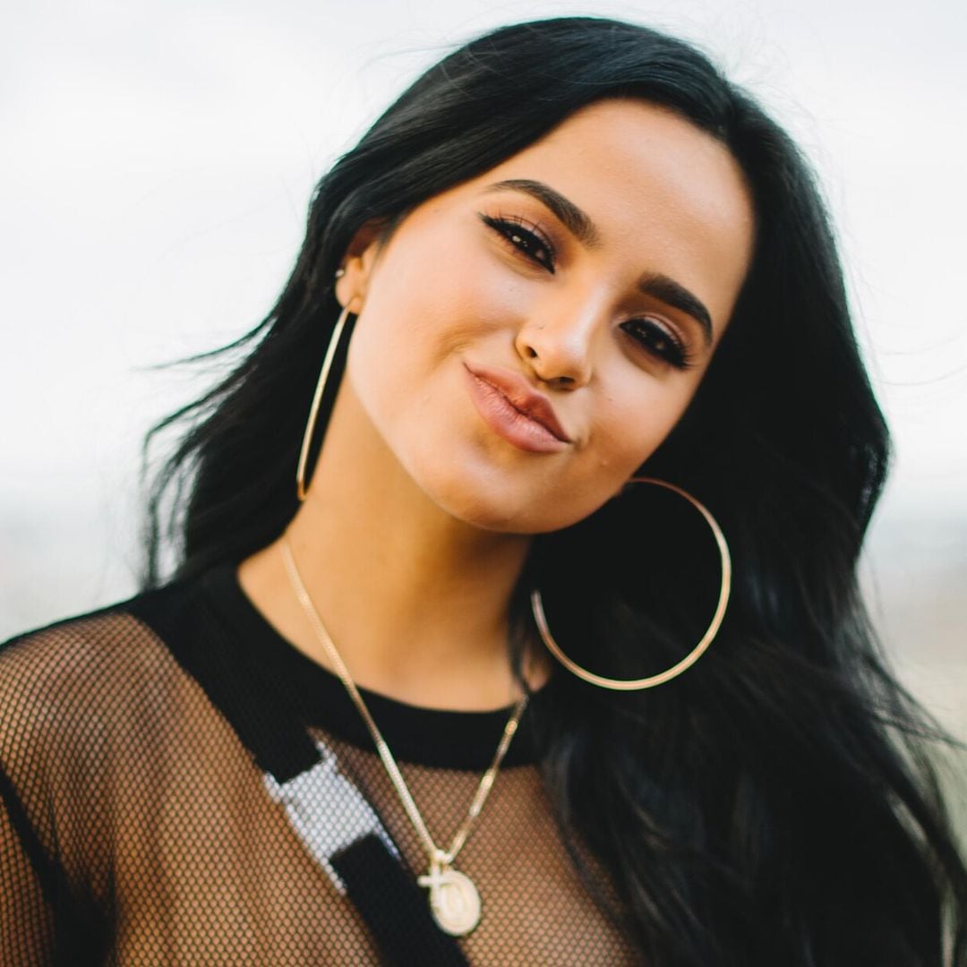 Becky G sorprende a estudiantes y maestros de su antigua escuela