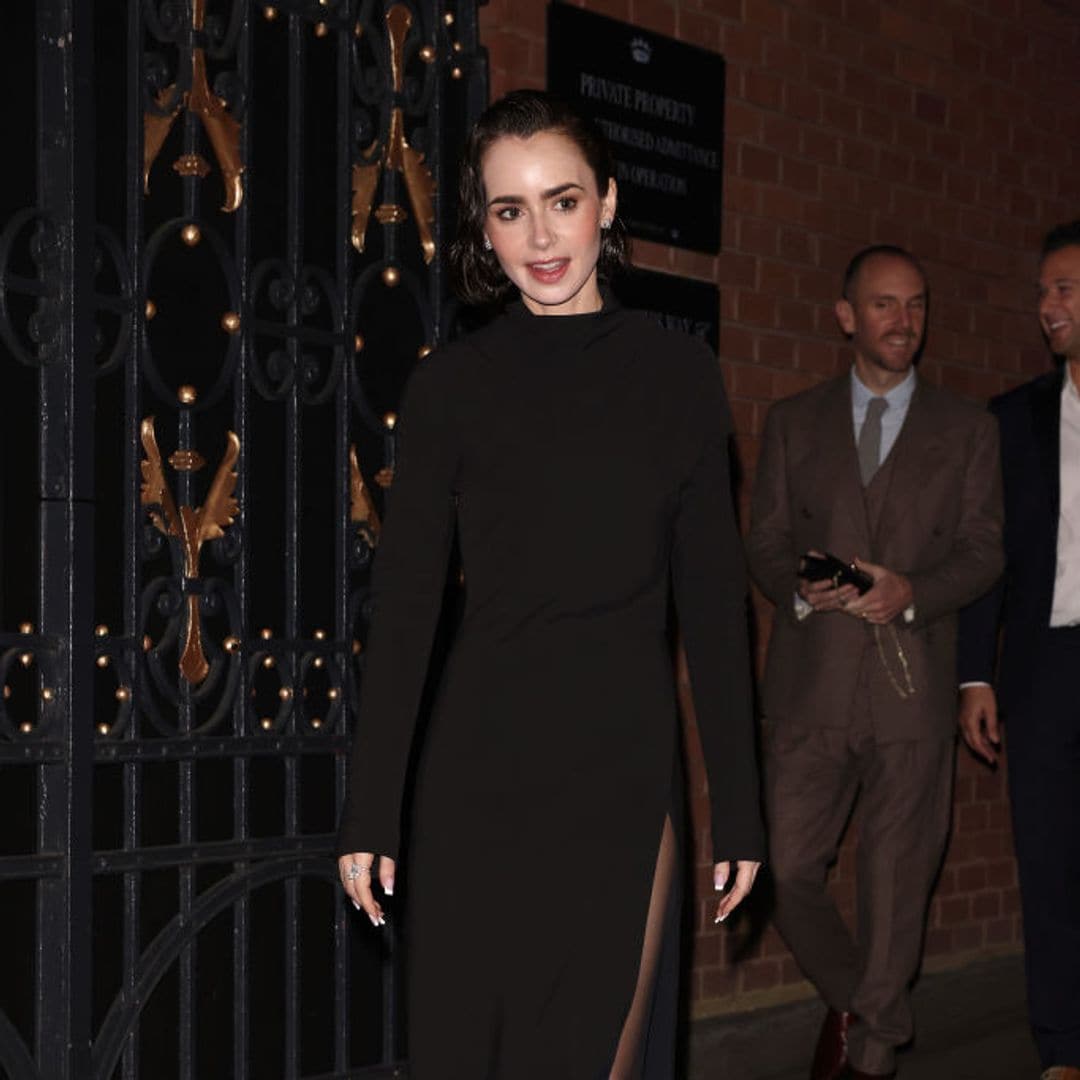 Lily Collins apuesta por un 'wet look' para el estreno de su nueva obra en Londres