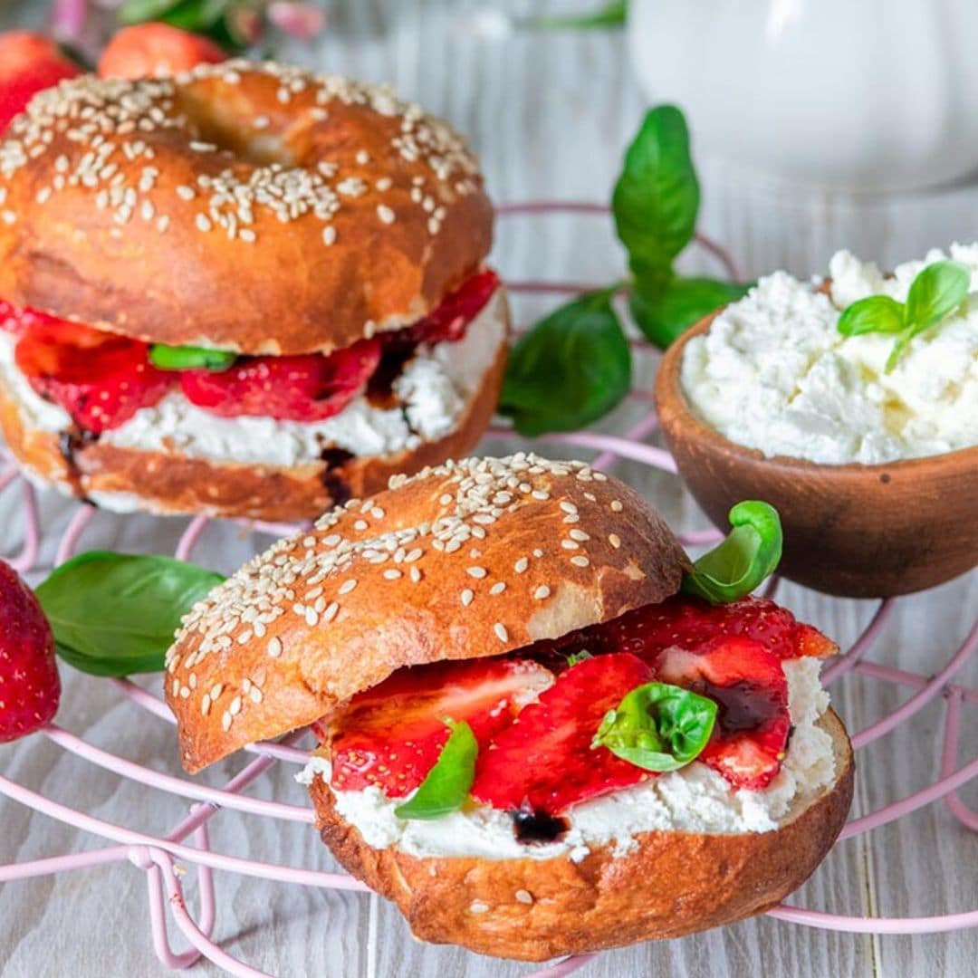 'Bagels' de crema de queso, menta y fresas