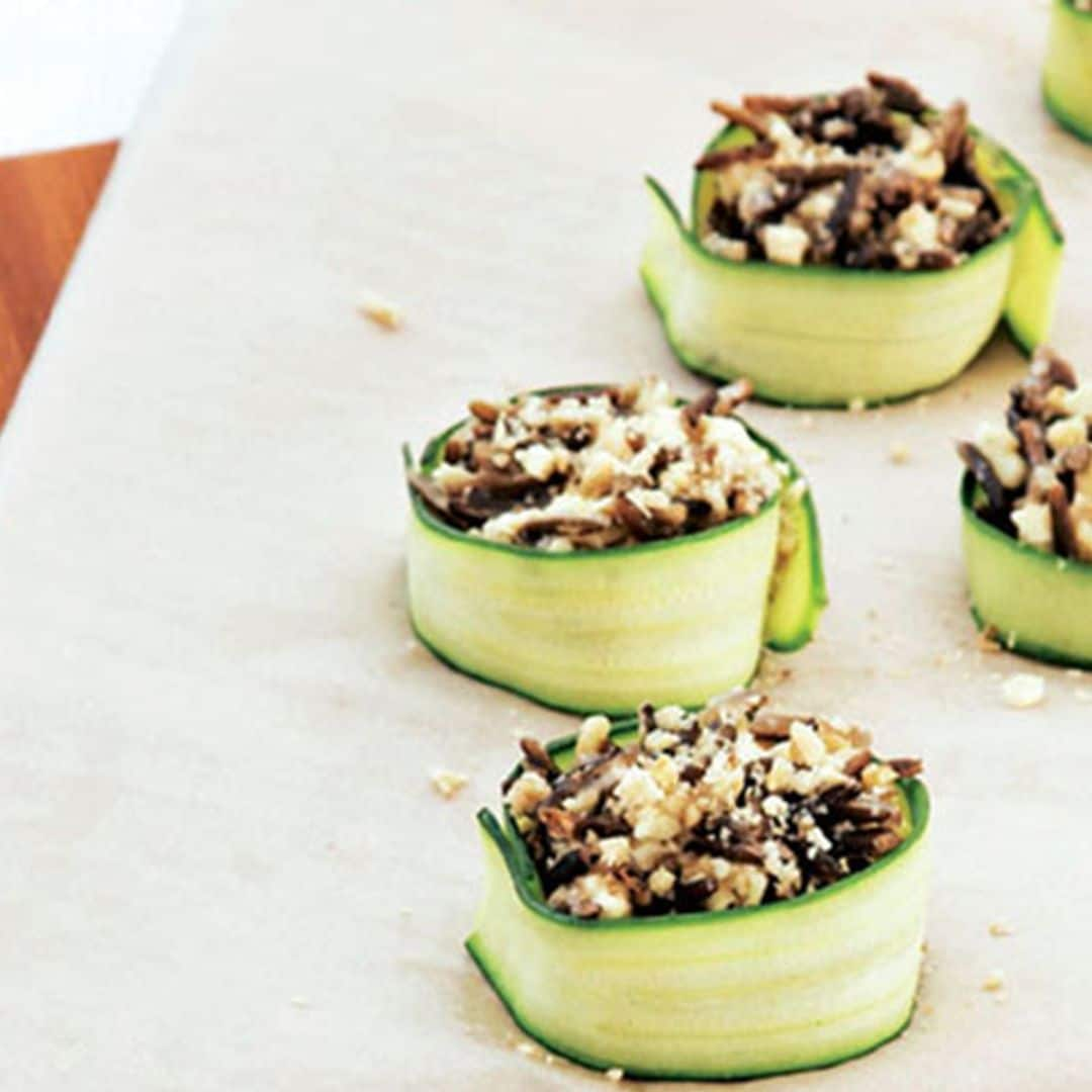 Canapés de calabacín con arroz salvaje y queso