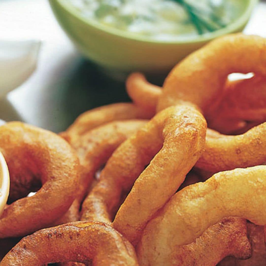 Calamares rebozados con alioli de cebollino