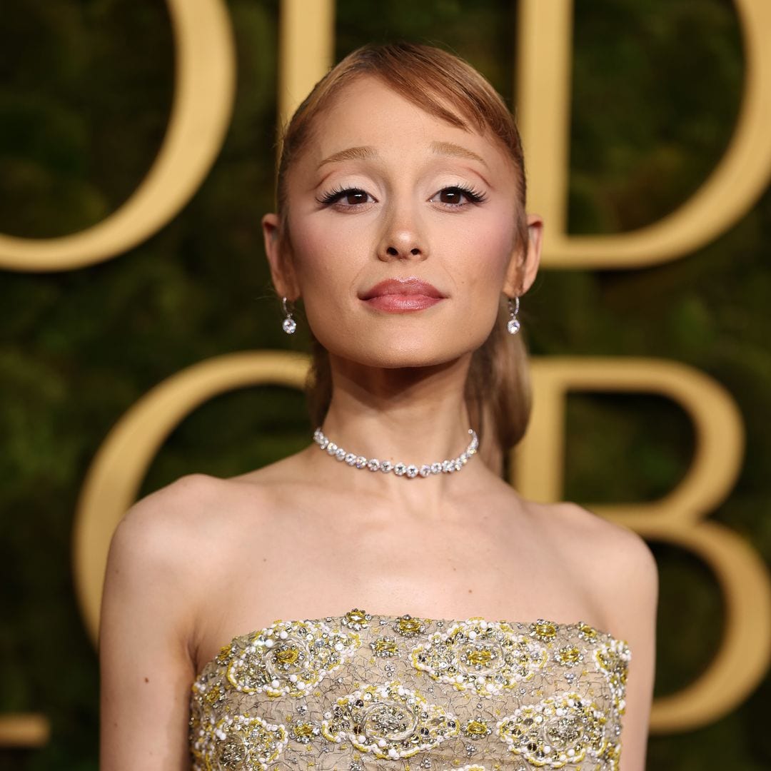 Ariana Grande se inspira en Audrey Hepburn en la alfombra roja de los Golden Globes 2025