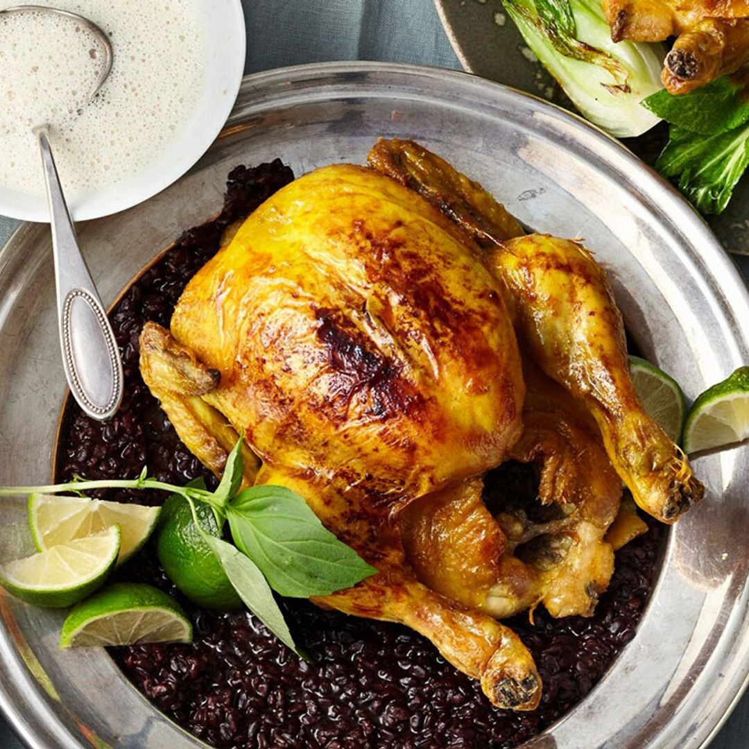 Picantón sobre arroz venere con leche de coco al 'lemon grass' y 'pak choi'