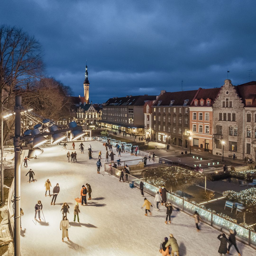 Pista de hielo en el casco antiguo de Tallin, Estonia