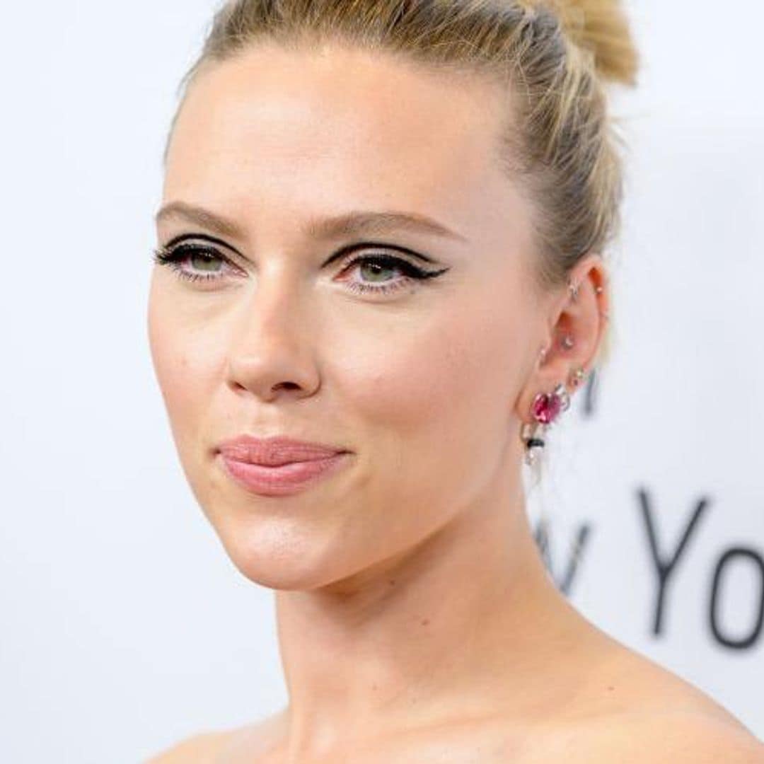 Scarlett Johansson y el maquillaje con el que viajó a los años 60