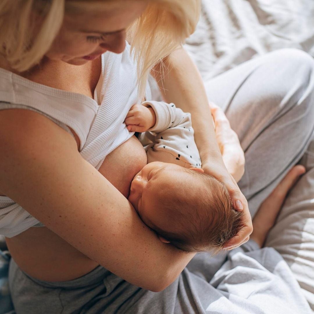 Si eres madre lactante y te duele la espalda, anota estos consejos