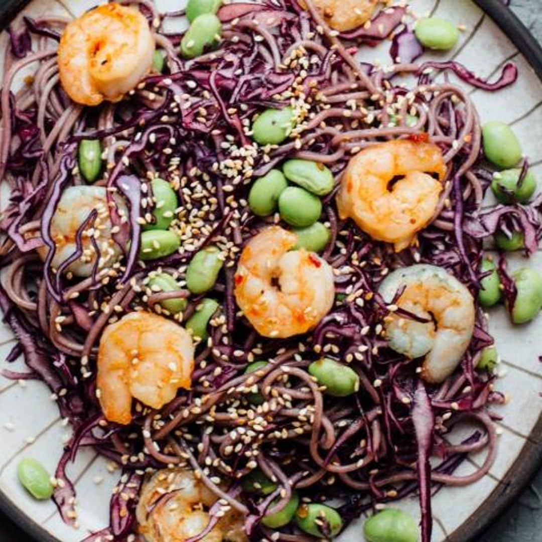 'Noodles' y col morada con langostinos y edamame