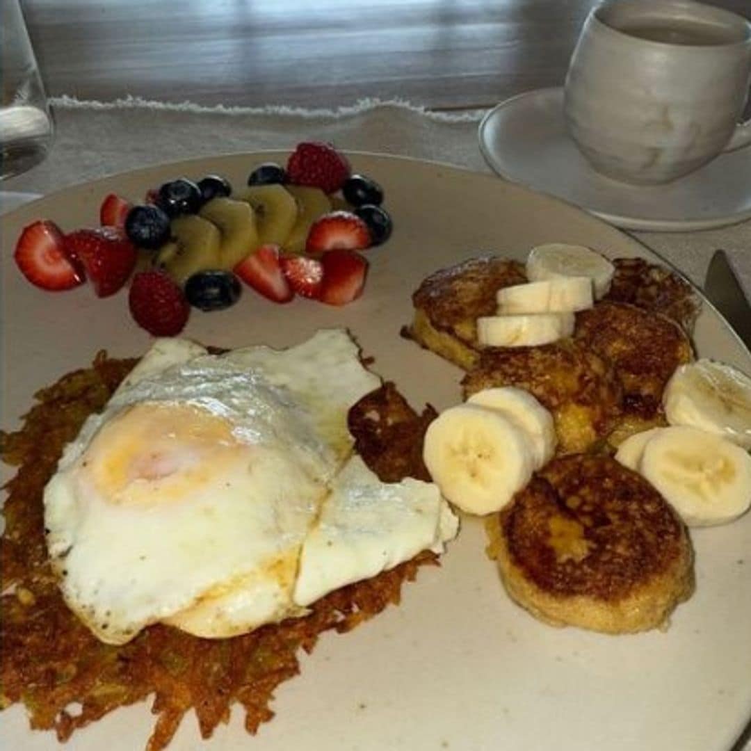 El desayuno de Kim Kardashian con huevos, frutas y tortitas