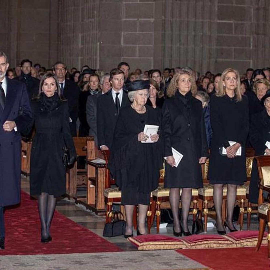 Los Reyes, junto a don Juan Carlos y doña Sofía y las infantas Elena y Cristina, en el solemne funeral de doña Pilar