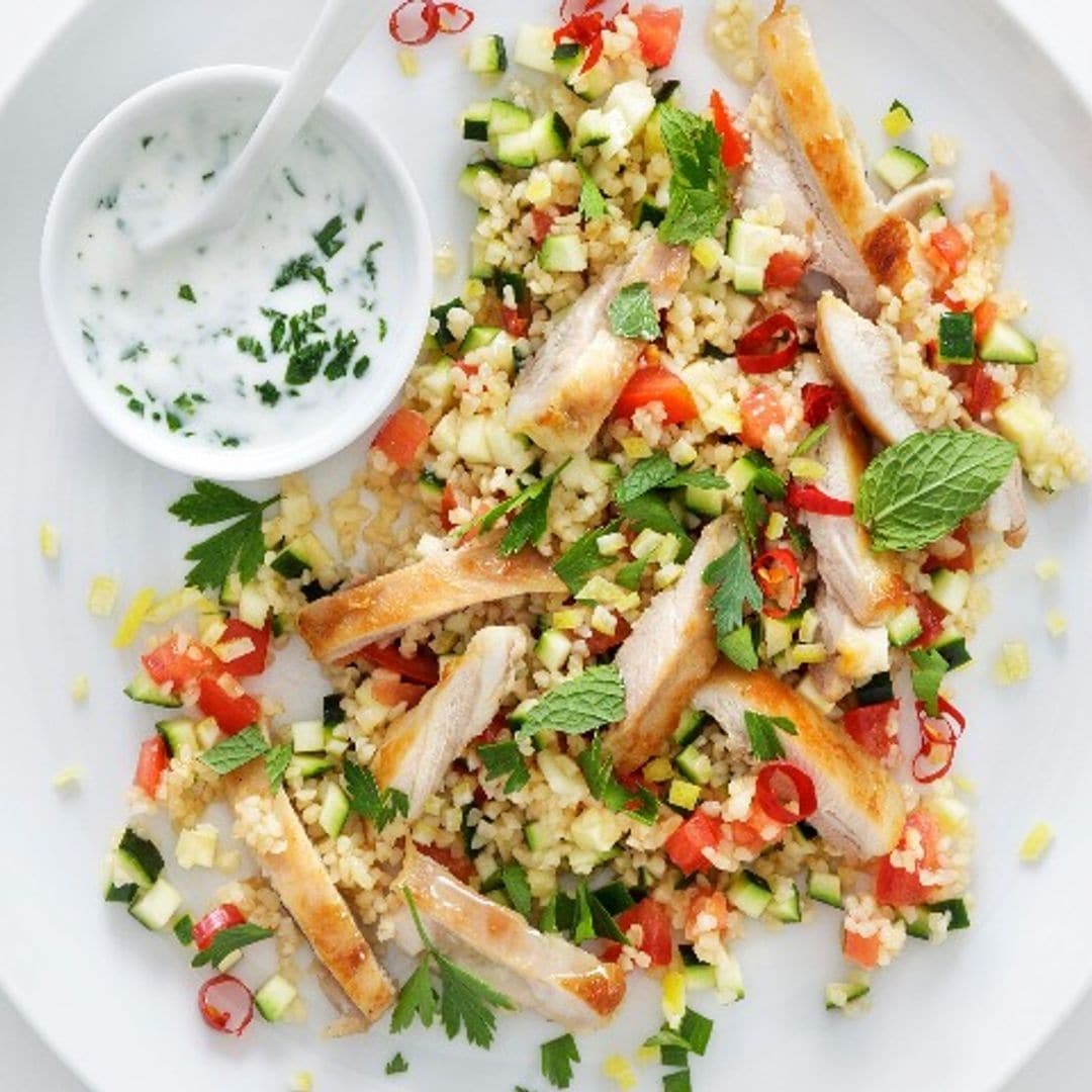 Pollo hindú con tabulé verde y salsa de yogur