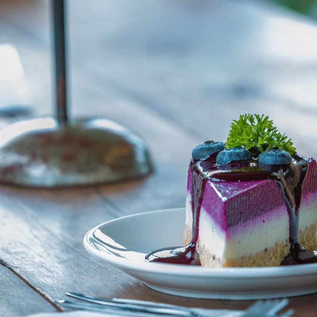 La tarta más espectacular de queso fría con violetas y arándanos