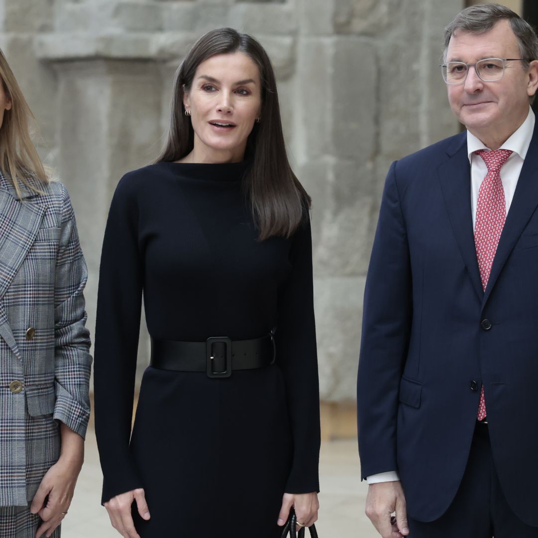 El look fácil e ideal de la reina Letizia con vestido de punto y botas altas de tacón