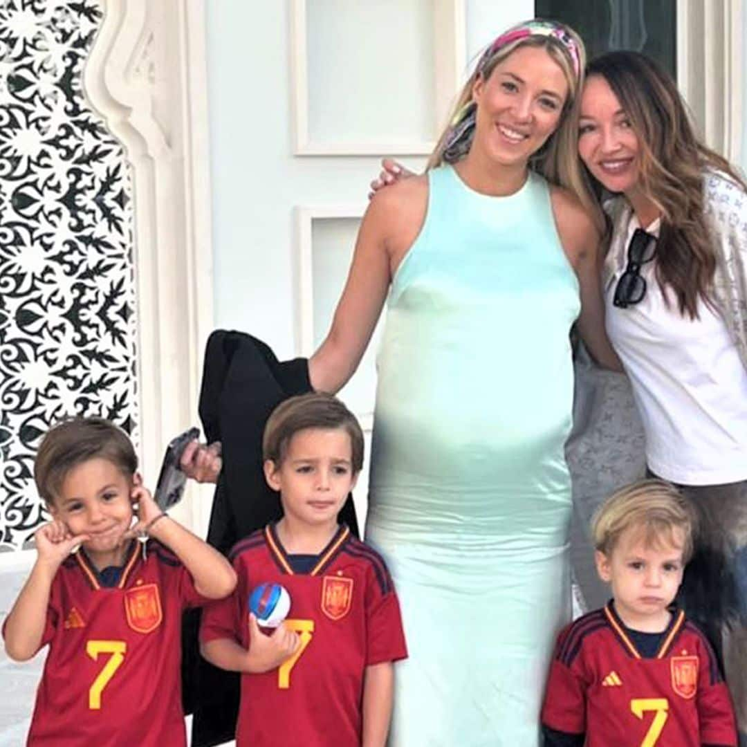 Una embarazadísima Alice Campello y sus tres hijos, los mayores fans de La Roja en su noche más triste