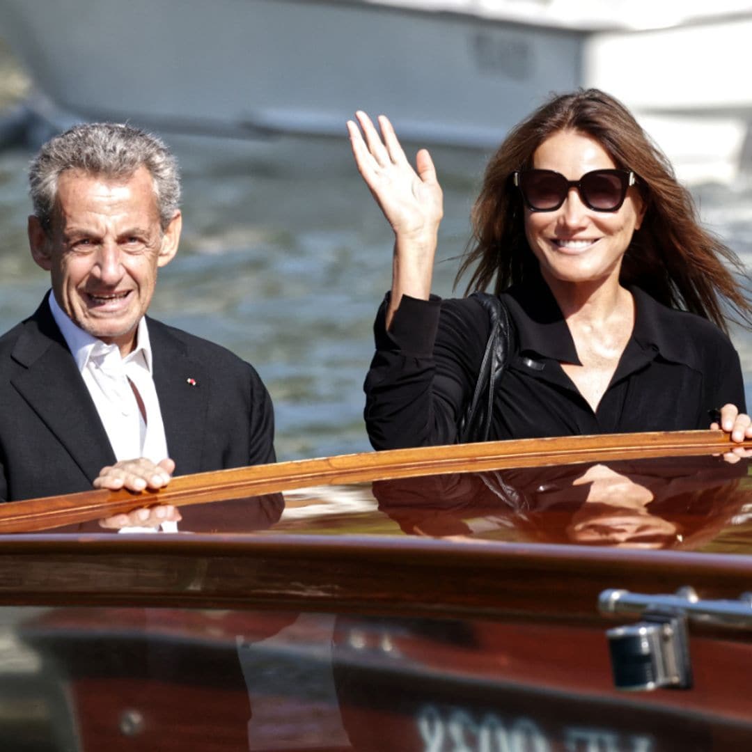 Carla Bruni y Nicolas Sarkozy desembarcan en Venecia exultantes y enamorados tras 15 años de matrimonio