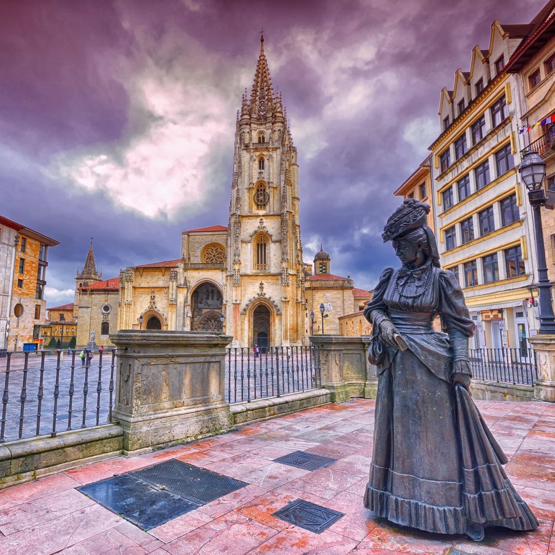 Catedral de San Salvador y estatua de la Regenta en la plaza de la Catedral de Oviedo