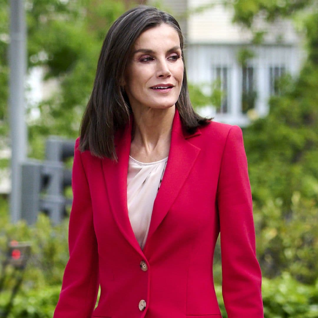 La reina Letizia estrena joyas con su look de trabajo preferido de traje rojo y tacones super anchos