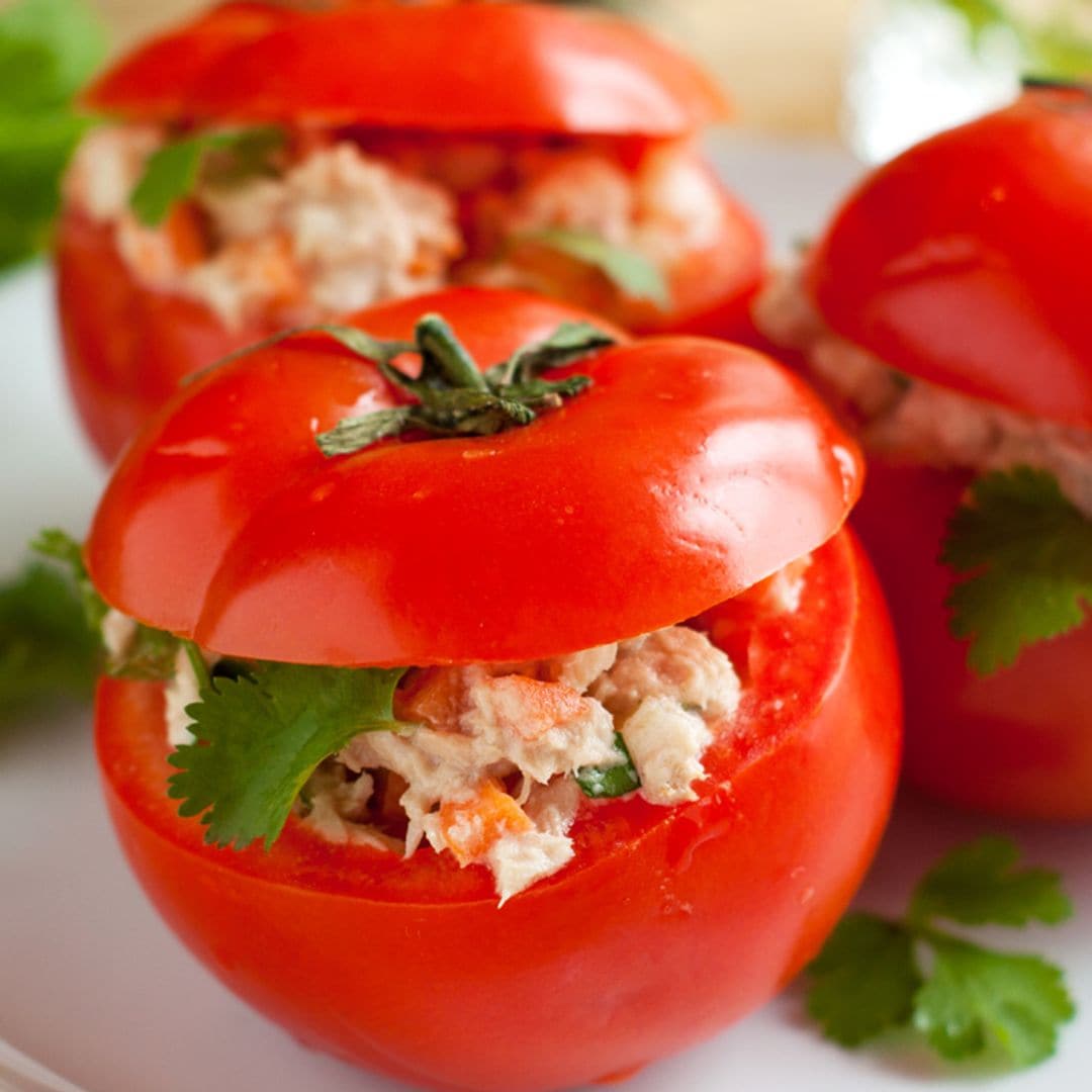 Tomates rellenos de ensaladilla de atún