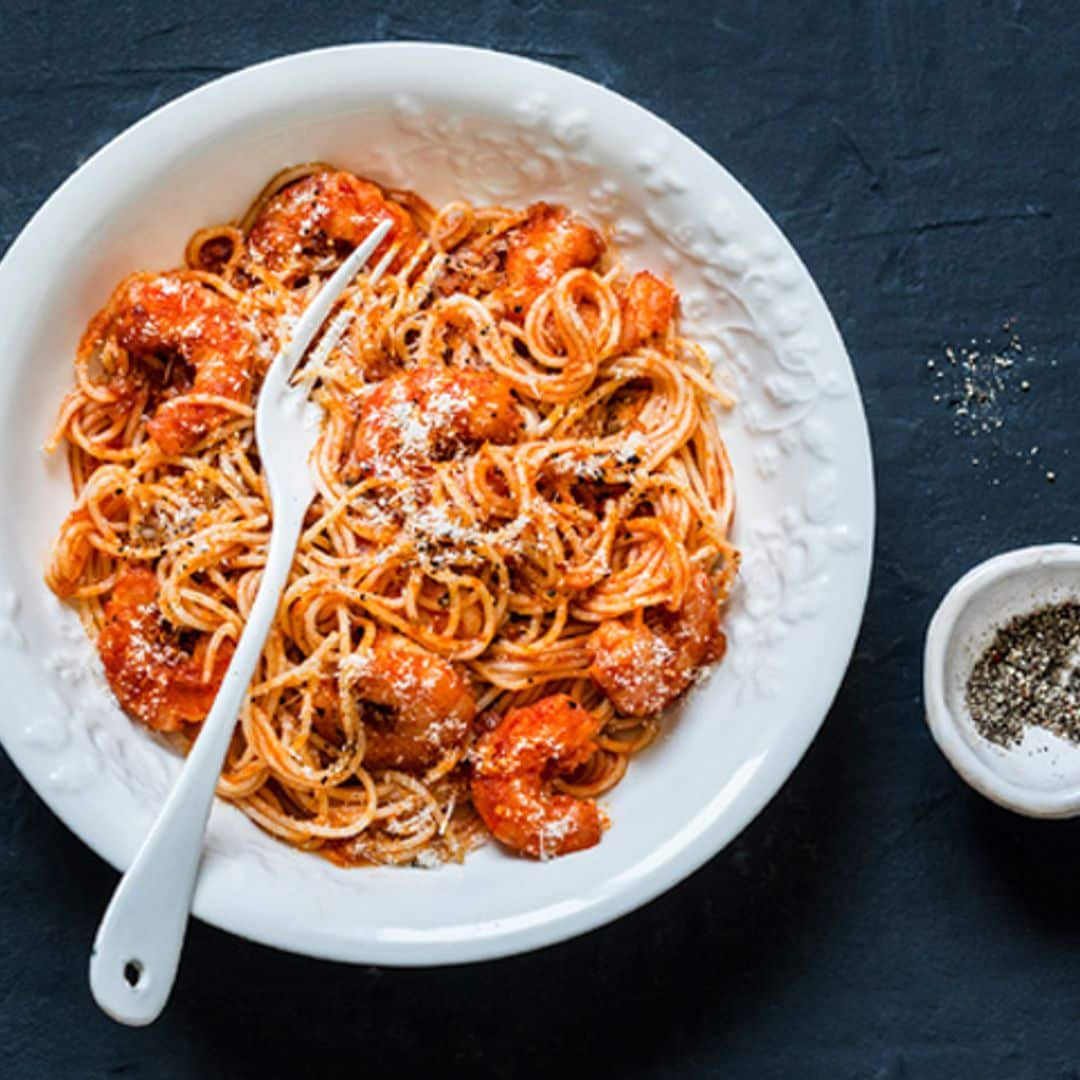 Espaguetis con tomate y gambas