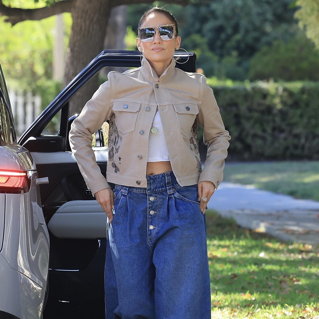 El truco de Jennifer Lopez para llevar los vaqueros 'baggy' que verás en todos lados este otoño