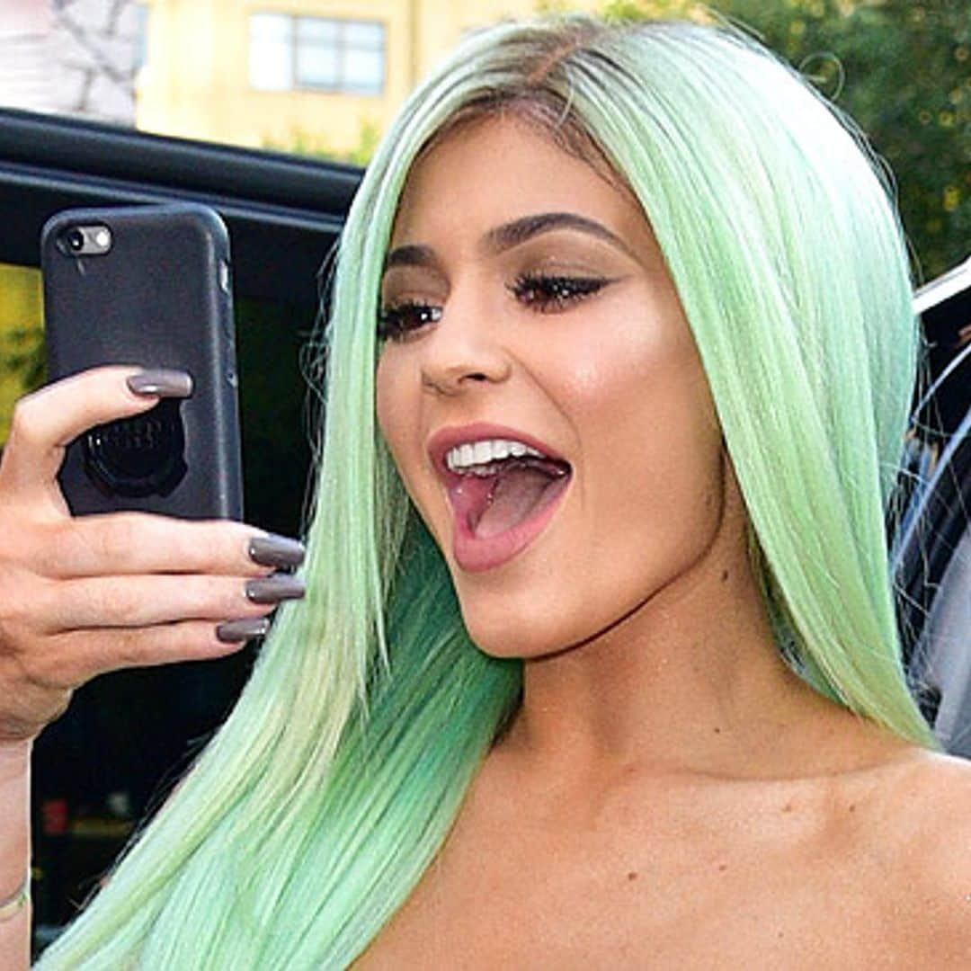 Kylie Jenner, ¿aburrida de su pelo o puro espectáculo?