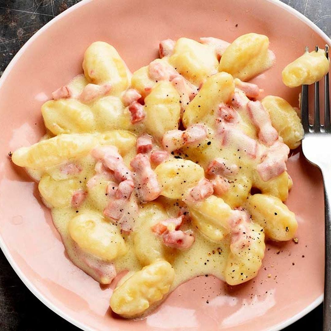 Ñoquis de patata o gnocchi a la carbonara