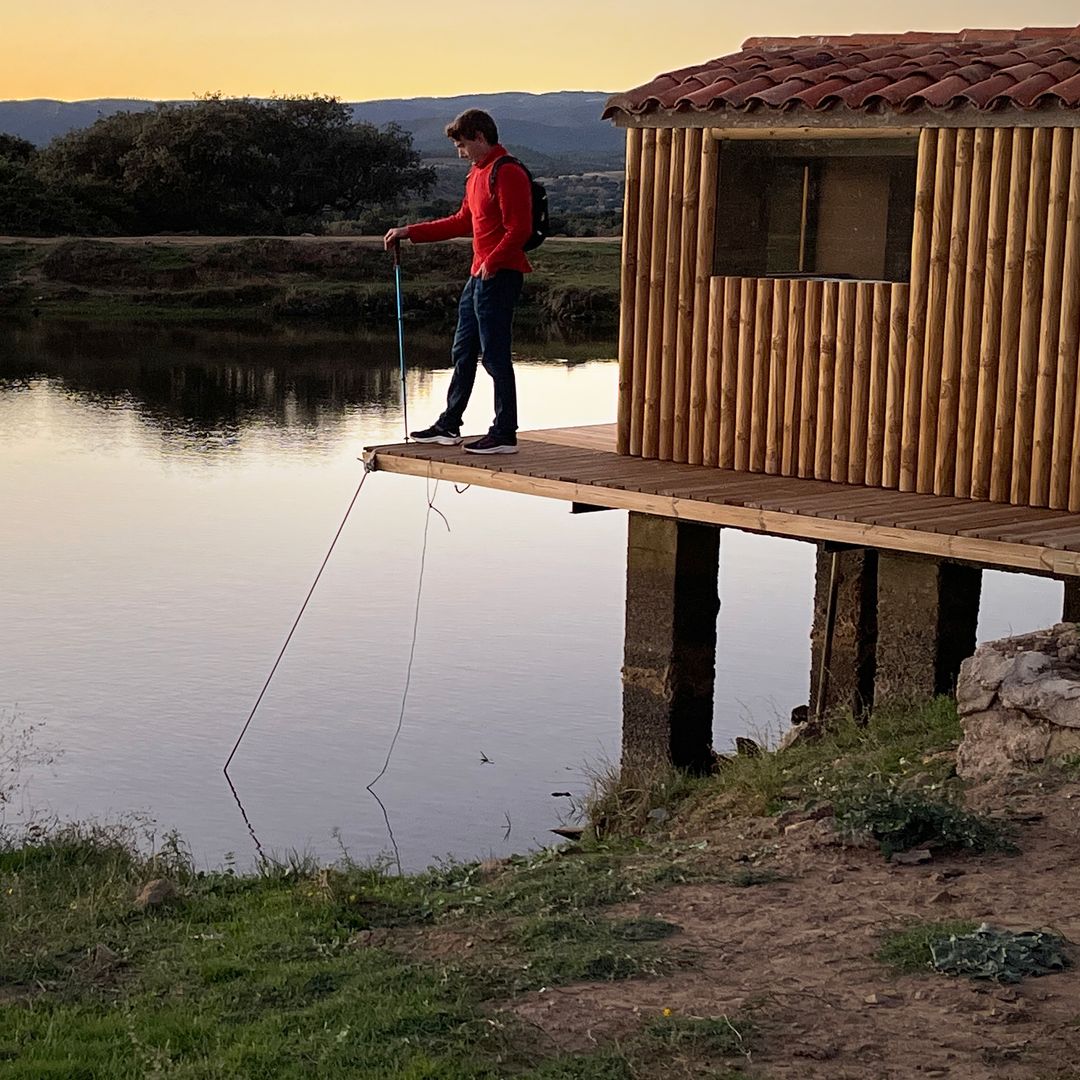 Laguna y observatorio de aves del hotel Habitat Cigüeña Negra, Valverde del Fresno, Cáceres