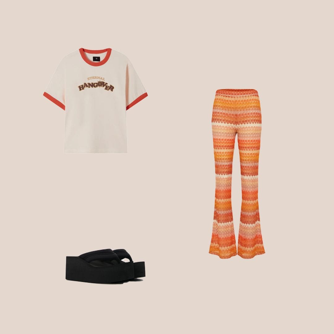 Camiseta grafica, pantalones campana naranjas y chanclas de plataforma