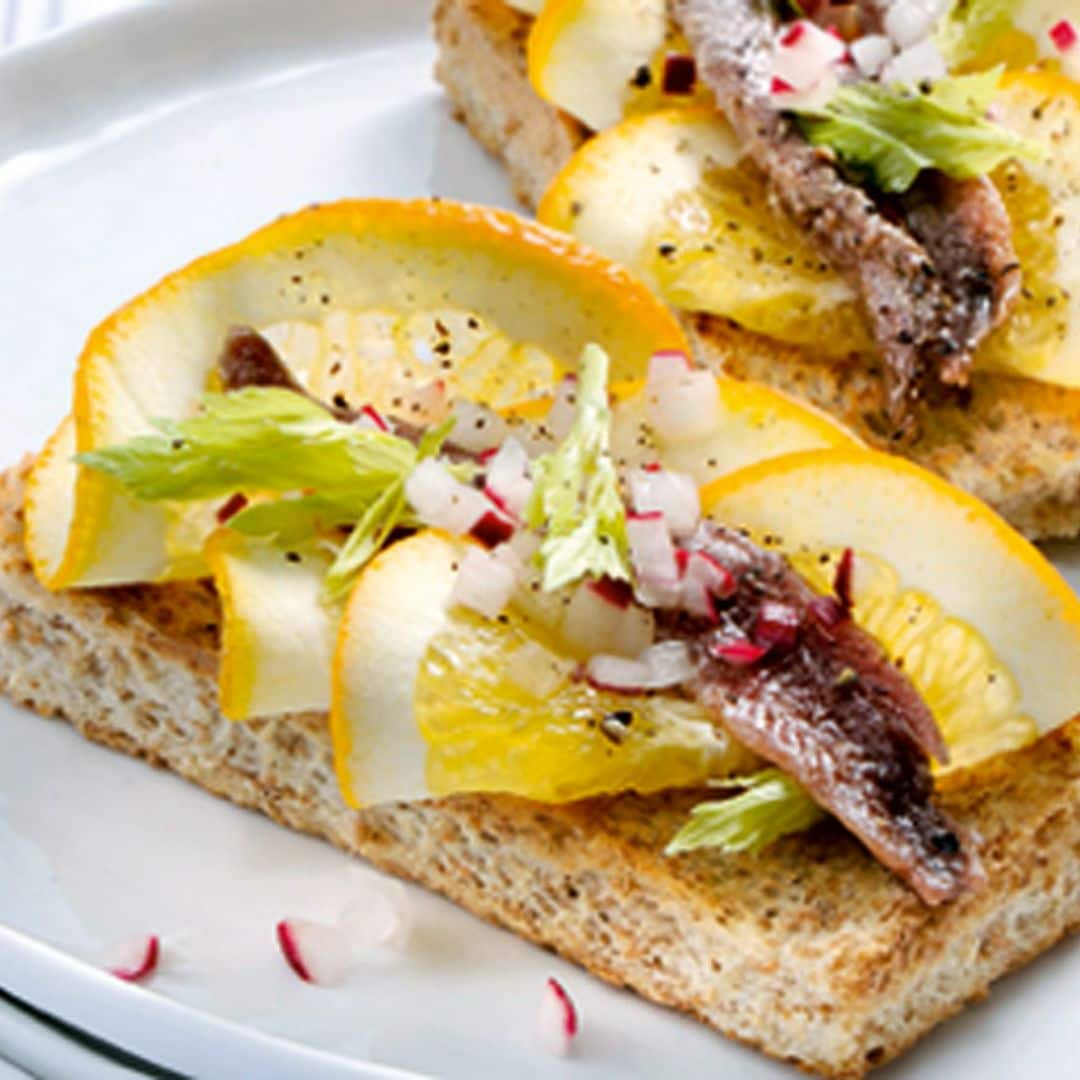 Tostas de anchoas con naranja