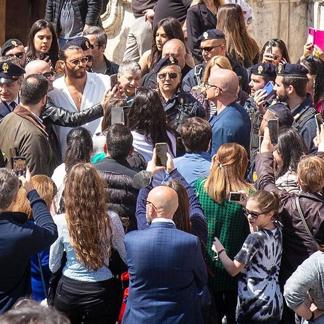 ¡Impresionante! Can Yaman revive en Roma la locura de sus fans, escoltado por más de 20 policías