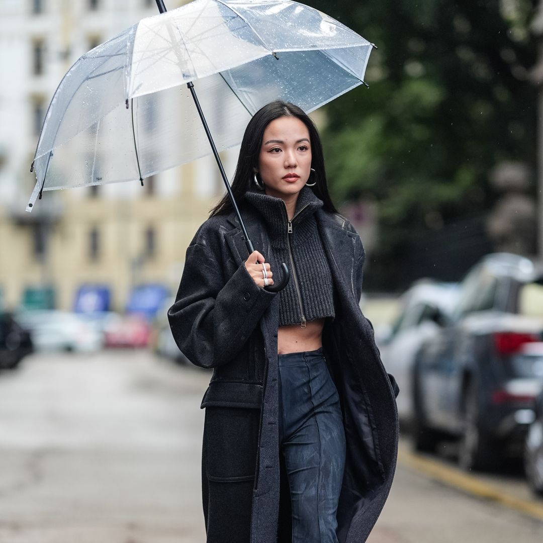 18 looks para días de lluvia: de la clásica gabardina al estilo cómodo y 'preppy'