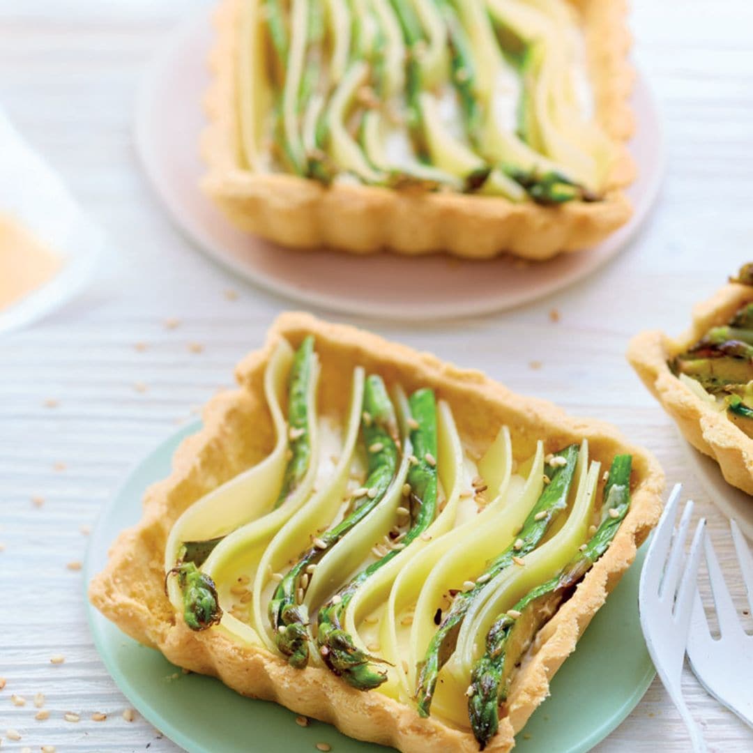 Tartaletas de queso 'Emmentaler' y espárragos verdes