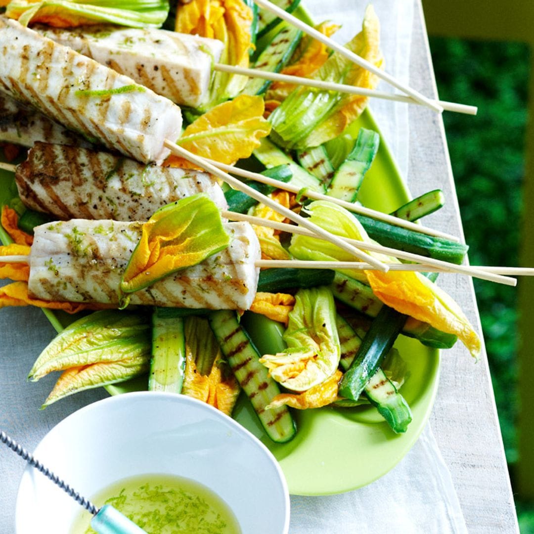 Brochetas de emperador con flores de calabacín