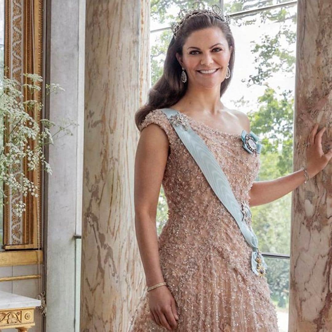 ¡Espectacular! Victoria de Suecia recupera el fabuloso vestido de su preboda 10 años después