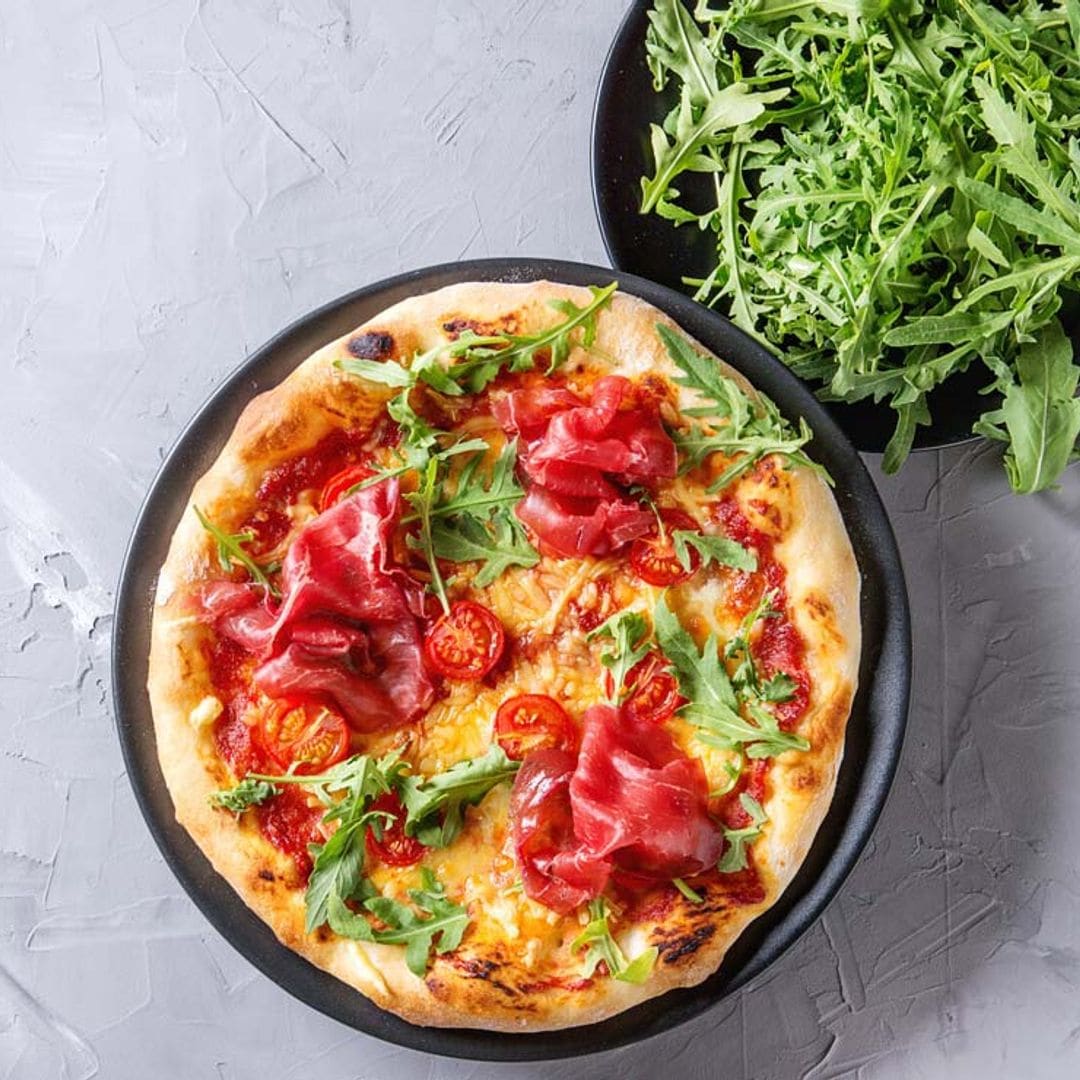 Pizza casera con bresaola, tomatitos y rúcula