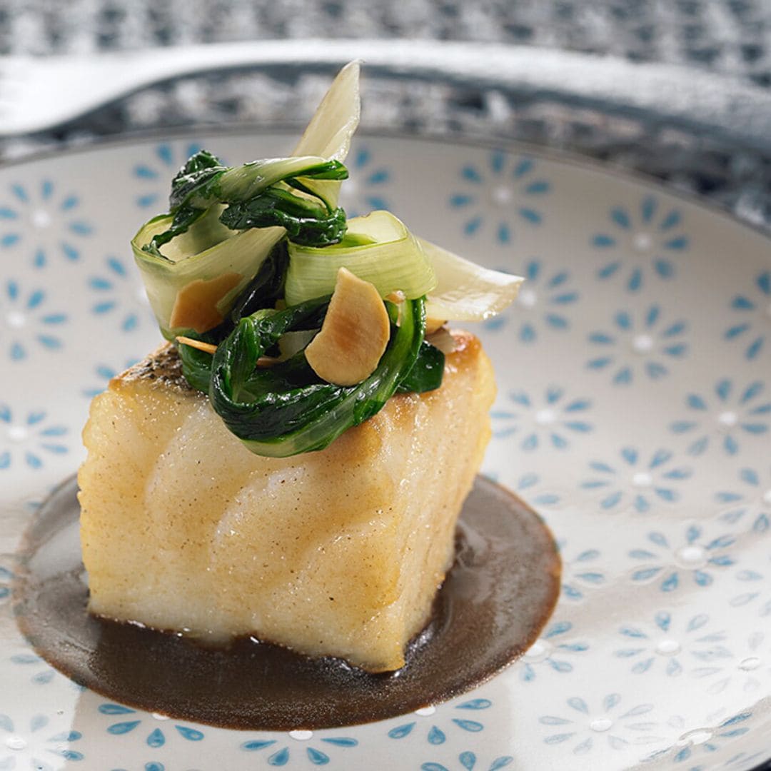 Taco de bacalao con acelgas y almendras sobre emulsión de ajo negro