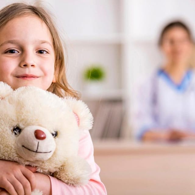 ni a con osito de peluche en la consulta del pediatra